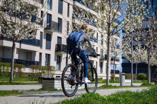 Junge Frau mit Fahrrad in der Stadt