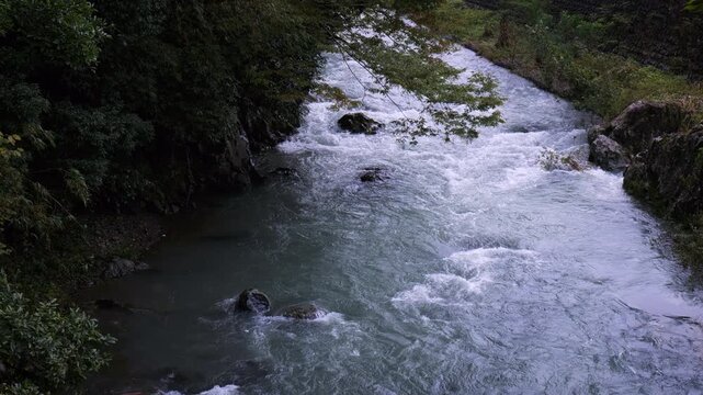【スローモーション】夏の大雨後に増水した埼玉県日高市高麗川の風景