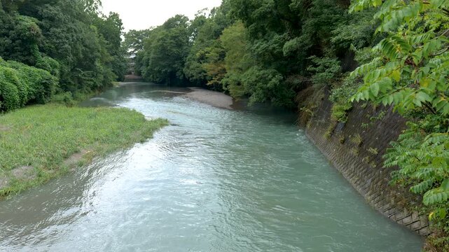 夏の大雨後に増水した埼玉県日高市高麗川の風景