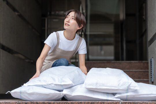土囊を運ぶ女性