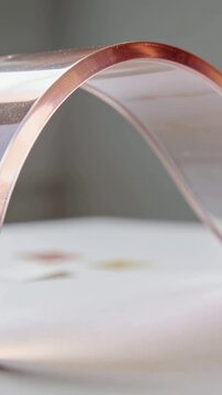Vertical video: Lighting causing rose-gold arch reflecting on white desk, showing rim and decals