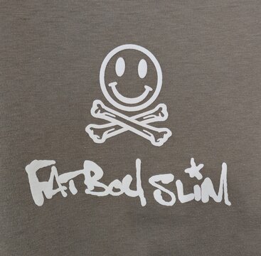 Vista de cerca de un estampado del logo del DJ y productor musical brit&aacute;nico Fatboy Slim en una camiseta. Madrid, Espa&ntilde;a, 29 de junio de 2026