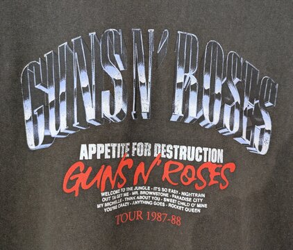 Vista de cerca del estampado del Tour 1987-88 Appetite for Destruction del grupo de rock Guns N' Roses, en una camiseta. Madrid, Espa&ntilde;a, 29 de junio de 2026	