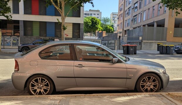 Vista lateral de un autom&oacute;vil BMW Serie 3 aparcado en una calle de Madrid, Espa&ntilde;a, 29 de junio de 2026
