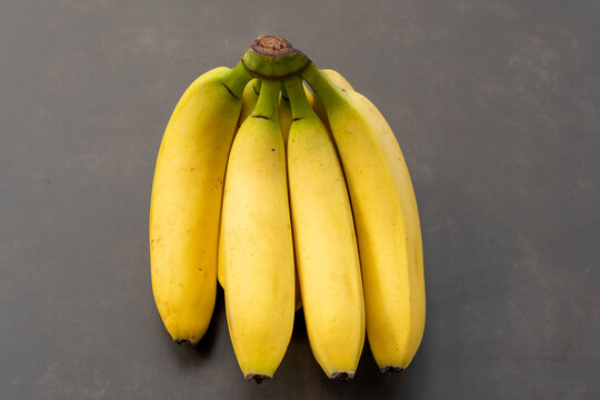 Gelbe Bananen isoliert &ndash; gesundes Obst