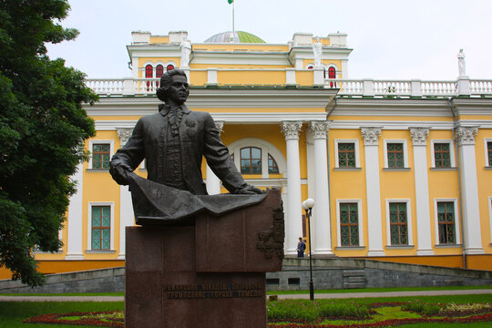 Gomel. Belarus. monument to statesman and philanthropist Nikolai Petrovich Rumyantsev on the background of the Rumyantsev and Paskevich Palace
