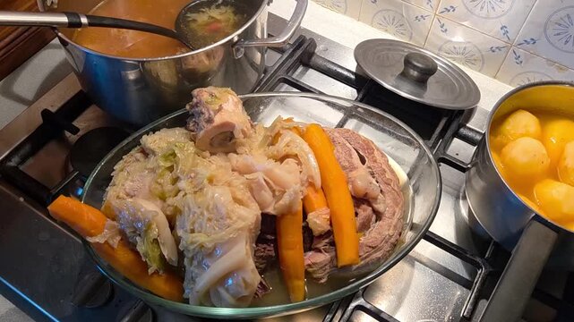 Cuisson d&rsquo;un pot-au-feu traditionnel dans un grand faitout avec l&eacute;gumes et viandes