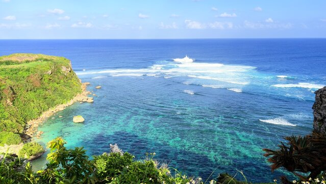 果報バンタから望む美しい岬と太平洋