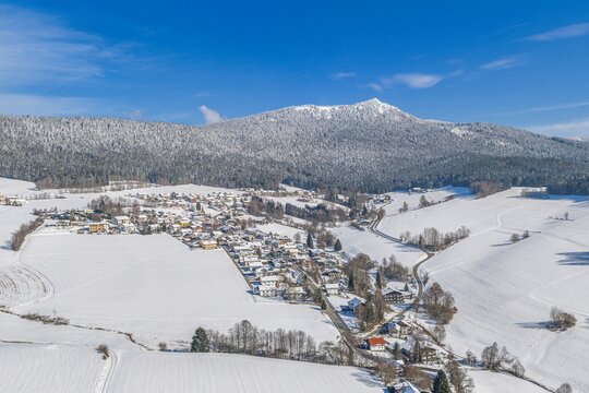 Winterlicher Ausblick auf Lam in der Arber-Region im Naturpark Oberer Bayerischer Wald