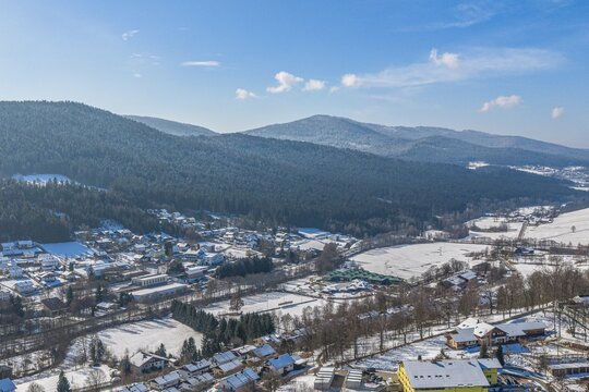 Winterlicher Ausblick auf Lam in der Arber-Region im Naturpark Oberer Bayerischer Wald