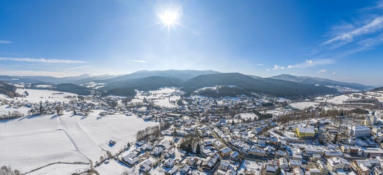Winterlicher Ausblick auf Lam in der Arber-Region im Naturpark Oberer Bayerischer Wald