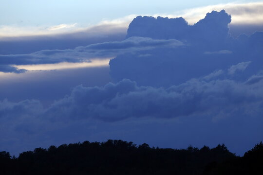 Gewitterwolken &uuml;ber Waldsilhouette