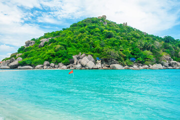 Obraz premium Green tropical island with granite rocky coastline surrounded by turquoise sea near Koh Tao, Thailand. Tropical travel, island hopping, snorkeling, scuba diving and marine adventure in Southeast Asia