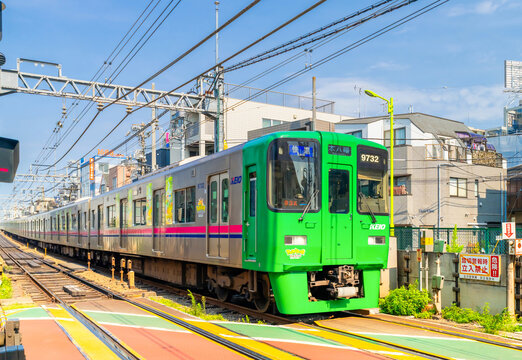 京王線・9000系　ラッピング電車　本八幡行