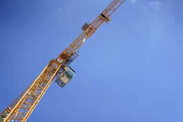 Grúa de la construcción amarilla con un cielo azul © Oscar Martín