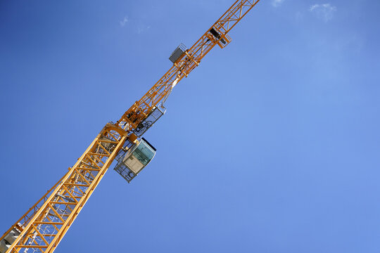 Gr&uacute;a de la construcci&oacute;n amarilla con un cielo azul