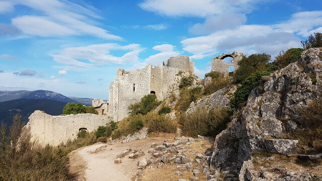 Les ruines du ch&acirc;teau de Peyrepertuse, chef d'&oelig;uvre de l'architecture philippienne et l'une des huit &laquo; forteresses royales du Languedoc &raquo; (Massif des Corbi&egrave;res, Occitanie)