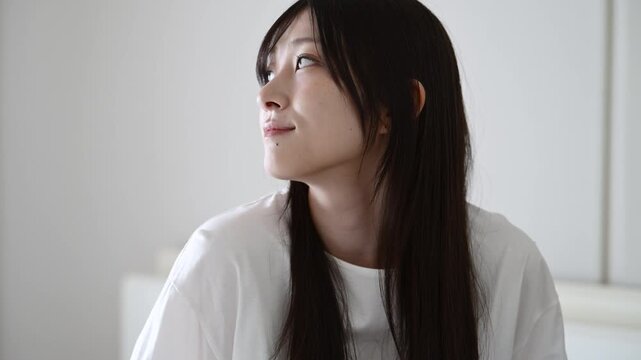 振り返って微笑む20代日本人女性のポートレート