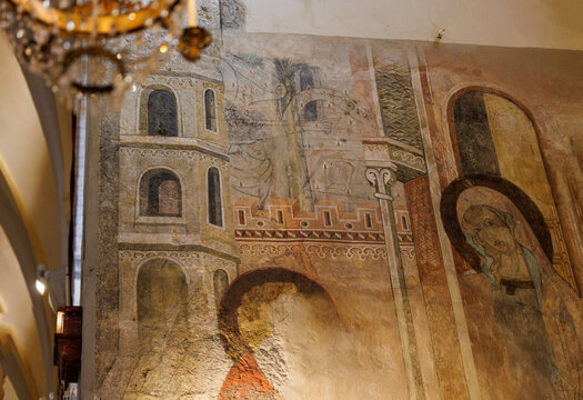 D&eacute;tail d'une ancienne peinture polychrome de l'Annonciation dans ND de la Real