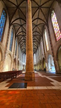 Belle vue panoramique de l'int&eacute;rieur de l'&eacute;glise des Jacobins de Toulouse, merveille de l'art gothique languedocien (Occitanie)