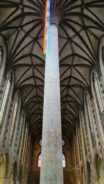La remarquable double nef de l'&eacute;glise des Jacobins de Toulouse, chef d'&oelig;uvre de l'art gothique languedocien et de l'architecture m&eacute;di&eacute;vale m&eacute;ridionale (Occitanie)