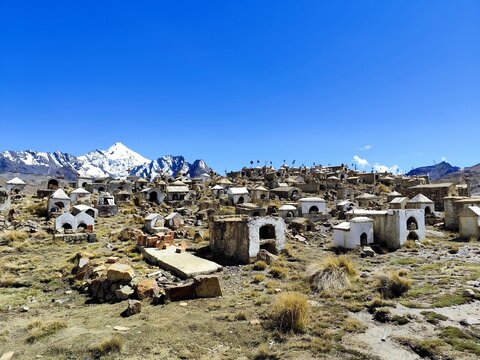 Cementerio tradicional andino con el nevado Illimani al fondo en Bolivia