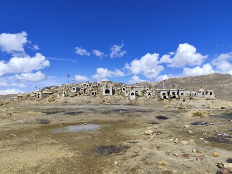 Vista panor&aacute;mica de un cementerio tradicional en el altiplano boliviano