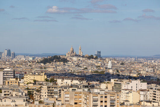 Panoramic Paris skyline with Sacr&eacute;-C&oelig;ur Basilica, Montmartre and La D&eacute;fense on a clear summer day