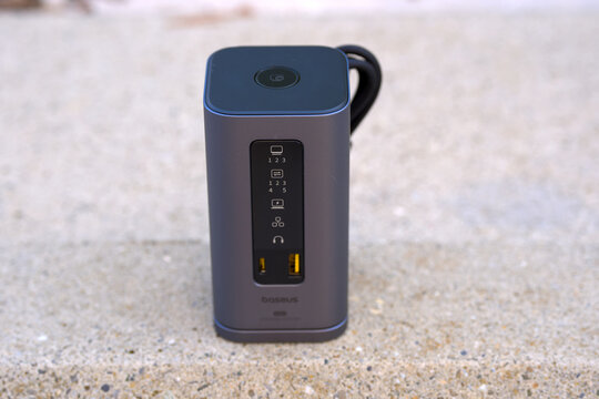Close-up of Baseus Spacemate Displaylink Docking Station USB C 11-in-1, 3 Monitore 4K, 10Gbps USB-C/A, 100W PD, Ethernet, Audio, f&uuml;r M1/M2/M3/Win und MacOS. Photo taken September 21st, 2026, Zurich, S