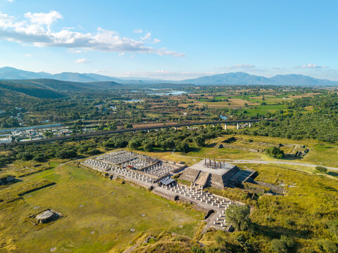 Vista a&eacute;rea de la zona arqueol&oacute;gica de Tula con atlantes sobre la Pir&aacute;mide B y palacio quemado en Hidalgo M&eacute;xico