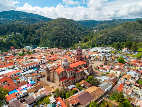 Vista a&eacute;rea panor&aacute;mica del Pueblo M&aacute;gico de Tlalpujahua con santuario colonial, techos de teja y monta&ntilde;as en Michoac&aacute;n