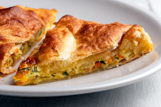 Torta salata ripiena di uova e ortaggi misti - Spuntino vegetariano 