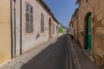 Fototapeta premium Alley in Chrysaliniotissa neigborhood in Nicosia, Cyprus