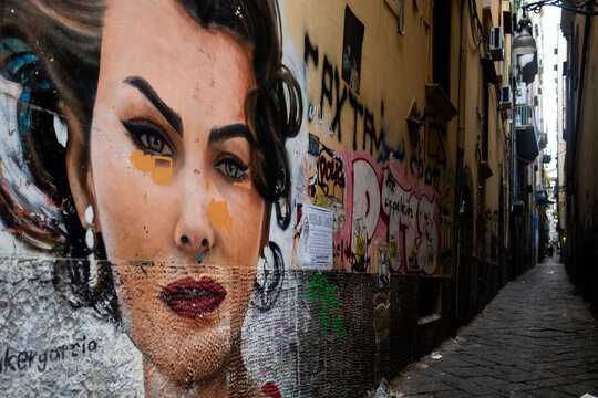 Hermosas postales de Napoli, Italia, donde se puede apreciar la cultura y la idiosincrasia de la ciudad con su caracter&iacute;stico colorido, edificios y pinturas. 