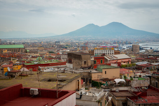 Hermosas postales de Napoli, Italia, donde se puede apreciar la cultura y la idiosincrasia de la ciudad con su caracter&iacute;stico colorido, edificios y pinturas. 
