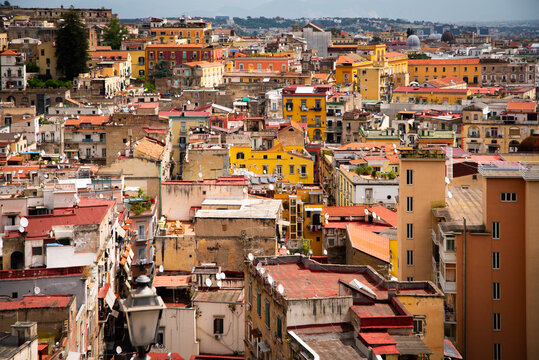 Hermosas postales de Napoli, Italia, donde se puede apreciar la cultura y la idiosincrasia de la ciudad con su caracter&iacute;stico colorido, edificios y pinturas. 