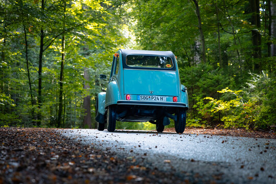 Citro&euml;n 2CV im herbstlichen Wald