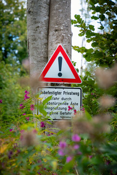 Warnschild an einem privaten Wanderweg
