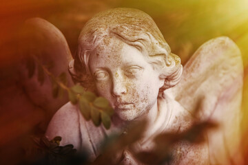 Obraz premium Blind angel statue in warm dramatic light, a symbolic image of sorrow, silence, faith, loss and eternity.