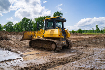 Planierraupe modelliert Erdaushub zur Anlage eines Feuchtbiotops. © Countrypixel