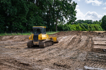 Planierraupe von hinten aus der Bodenperspektive bei der Modellierung eines Feuchtbiotops. © Countrypixel