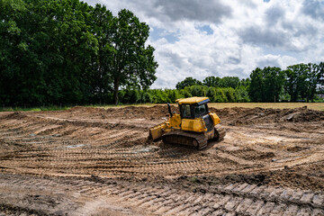 Planierraupe modelliert Erdaushub zur Anlage eines Feuchtbiotops. © Countrypixel