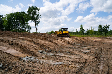 Planierraupe modelliert Erdaushub zur Anlage eines Feuchtbiotops. © Countrypixel