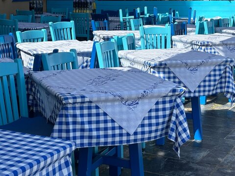 Tische mit blau-wei&szlig;en Karo-Tischdecken in einer Taverne auf Kreta, Griechenland