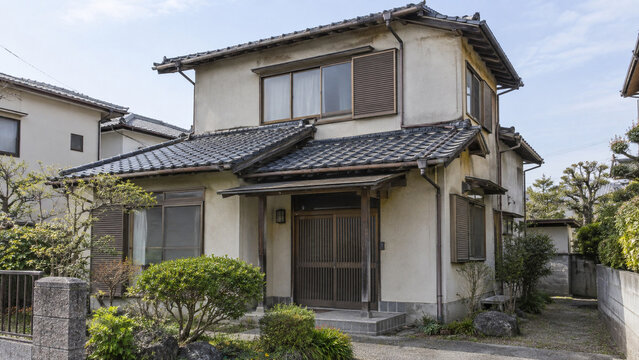 経年した瓦屋根の二階建て日本家屋外観写真