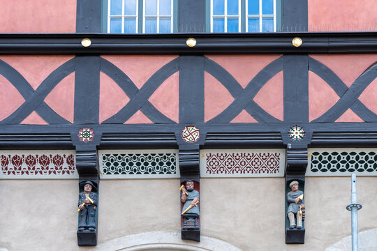 Fassade des Rathauses in Wernigerode mit geschnitzten Figuren, die verschiedene Berufe oder St&auml;nde darstellen