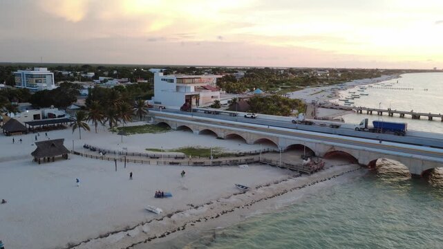Toma de drone de Puerto Progreso, Yucat&aacute;n durante el atardecer
