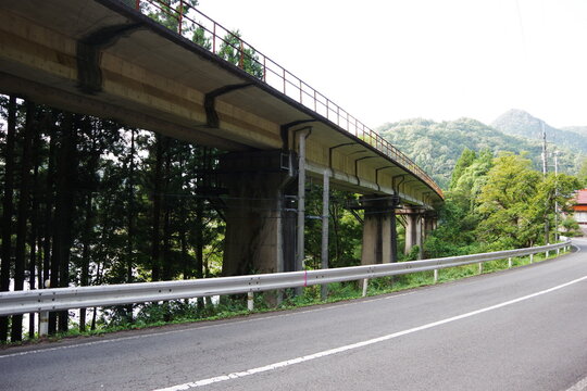 里を疾走する鉄道橋