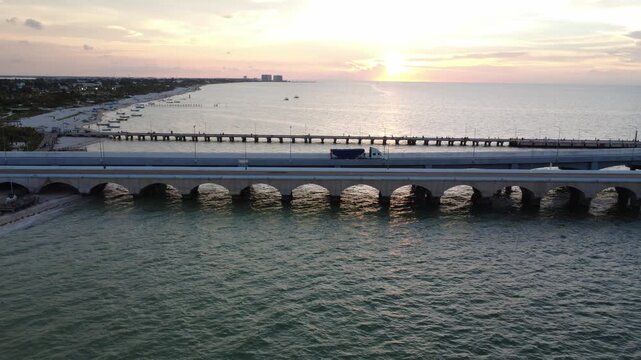 Toma de drone de Puerto Progreso, Yucat&aacute;n durante el atardecer