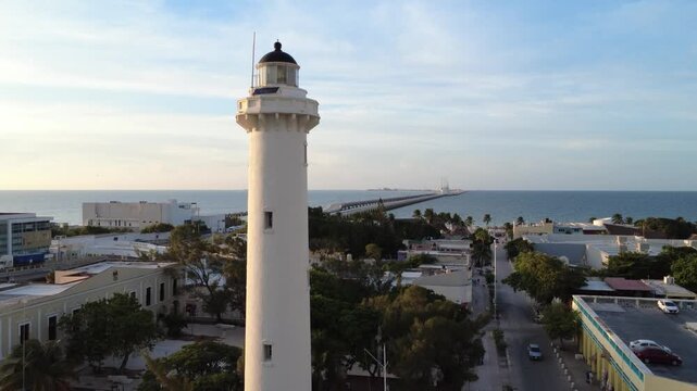 Toma de drone de Puerto Progreso, Yucat&aacute;n durante el atardecer
